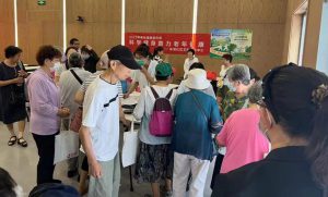 支部小组党员共携手，共筑健康义诊暖民心