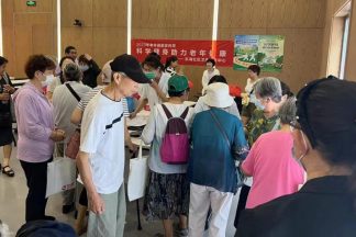 支部小组党员共携手，共筑健康义诊暖民心