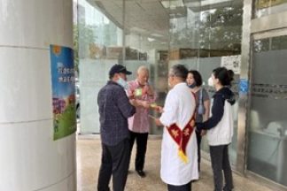 党建小组成员在2022年全国戒烟日宣讲中发挥先锋模范作用