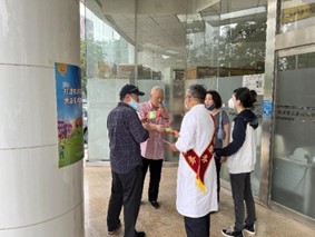 党建小组成员在2022年全国戒烟日宣讲中发挥先锋模范作用
