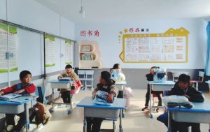 滋养纯真心灵！惠兰医学基金会为困难学生捐赠校服