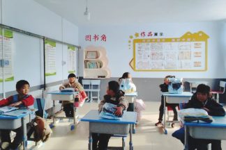 滋养纯真心灵！惠兰医学基金会为困难学生捐赠校服